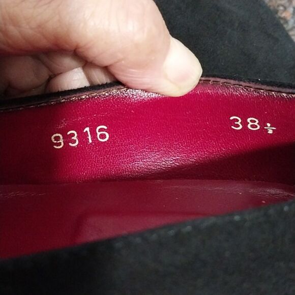 Taryn Rose Black Suade Heels..EUC...SIZE 8 1/2. - Picture 6 of 8